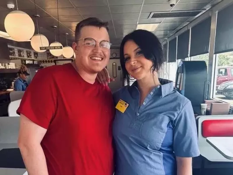 Lana Del Rey jadi Pelayan Part Time di Waffle House Alabama