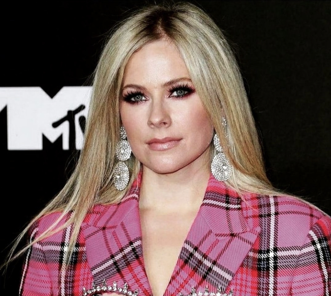 https://cdn06.pramborsfm.com/storage/app/media/Prambors/Editorial/AVRIL%20LAVIGNE-20211106232516.jpg?tr=w-800