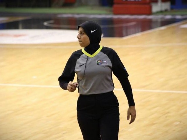 Sara Gamal Wasit Berhijab Pertama Yang Pimpin Pertandingan Basket Di Olimpiade Tokyo
